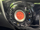 【オートエアコン】一度お好みの温度に設定すれば、車内の温度を検知し風量や温度を自動で調整。暑い&hellip;寒い&hellip;と何度もスイッチ操作をする必要はありません。快適な車内空間には必須の機能ですね♪