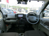 視点が高く、周りが見えやすいシート位置となっております。運転する時の眺めもいいですよ♪アームレストもあるので、長時間ドライブが楽しくなりますね!