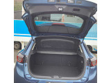 シートを倒せば、大きな荷物も余裕で飲み込む大空間。Huge space for large items with the rear seats folded.