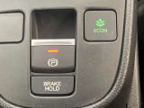 電子パーキングに加えてブレーキホールドシステムを装備しておりますので、信号待ちや踏み切り待ちでもブレーキを踏まずに停止できます!発進する際はアクセルを踏むだけですので渋滞時などはかなり楽ですね!