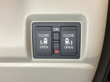 リアドアは乗り降りに便利な両側電動スライドドアです。また運転席に座っていながらスイッチ操作で自在にスライドドアを開け閉めできます。