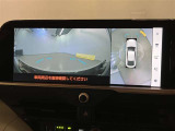 映像で見づらい車両周辺の確認をアシスト。クルマを真上から見ているような映像を表示。 運転席から確認しにくい車両周囲の状況を把握。