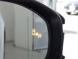 【BSM(ブラインドスポットモニター)】・・・隣の車線を走る車両をレーダーで感知。車両を感知するとドアミラーに搭載されたLEDインジケーターが点灯。