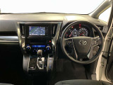 運転席周りのレイアウトをご覧ください。ナビゲーションが綺麗に装着されすっきり収まってますね!