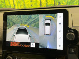 【パノラミックビューモニター】専用のカメラにより、上から見下ろしたような視点で360度クルマの周囲を確認することができます☆死角部分も確認しやすく、狭い場所での切り返しや駐車もスムーズに行えます。