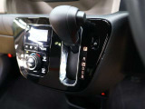 CVT(無段変速)のオートマチックです。インパネシフトがとても使い易く足元がスッキリするので、空間が広く使えますね♪