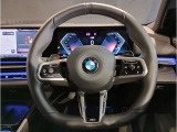 ステアリングに配置しているスイッチで、オーディオのボリュームやラジオの選局が出来ます。ハンドルを離すことなく、快適にオーディオを操作できます。