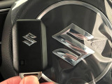 【キーレススタートシステム】カバンやポケットに入れたままでもドアの施錠・解錠が可能なスマートキーを装備。エンジンのオン・オフ時もカギを取り出す必要が無いからとっても便利です♪