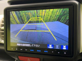 【バックカメラ】駐車時に後方がリアルタイム映像で確認できます。大型商業施設や立体駐車場での駐車時や、夜間のバック時に大活躍!運転スキルに関わらず、今や必須となった装備のひとつです!