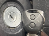 【キーレス】少し離れた場所からでもボタン一つでドアの開錠・施錠ができるのでとっても便利!ドアの鍵穴周りに傷をつけることもありません♪