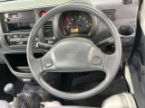 インテリアに合わせたデザインのステアリングは、運転される方のことも考え、運転しやすい形状、大きさです。是非一度、実際に触ってお確かめください。