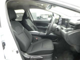 運転席シートには手動式のシートリフター機能が備わっています。