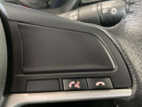 ハンズフリーで電話の受信が可能です。