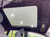 【パノラマルーフ】大型のガラスルーフ搭載で車内の解放感が一気にアップ!開放的なドライブをお楽しみいただけます。