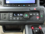 AUTOエアコンでいつでも快適な温度に!さらに運転席にはシートヒーターも付いてます。