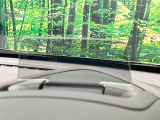 【ヘッドアップディスプレイ】現在の速度や走行情報をデジタル表示で運転席前方のガラスに投影!運転中、目線をずらさず必要な情報を確認できるのでとっても便利で安心!