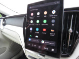 ひときわ印象的なT字型のLEDヘッドライトはステアリング操作と連動しており、またアクティブハイビーム機能も備えています。