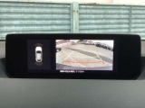 カラーで後方映像をモニターに映し出してくれるので、ショッピングモールのような狭い駐車場であったとしても障害物を見つけ、楽々駐車することができますね。