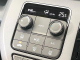 【オートエアコン】一度お好みの温度に設定すれば、車内の温度を検知し風量や温度を自動で調整。暑い&hellip;寒い&hellip;と何度もスイッチ操作をする必要はありません。快適な車内空間には必須の機能ですね♪