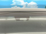 【三菱e-Assist】走行中に前方の車両等を認識し、衝突しそうな時は警報とブレーキで衝突回避と被害軽減をアシスト。より安全にドライブをお楽しみいただけます。