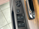 【電動格納ミラー】サイドミラーは電動格納式となっており、狭い駐車場でもキズがつくリスクを抑えられます。