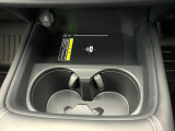 【ワイヤレス充電】車のワイヤレス充電は、スマートフォンを充電パッドに置くだけで簡単に充電できる便利な機能です。ケーブルが不要なので車内がすっきりし、運転中でも安全に使えます。