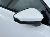 ●アウディサイドアシスト『後方の死角を並走する車両を検知しドアミラーの内側のLEDが点灯。ドライバーに注意を促し事故を未然に防ぐシステムです。』
