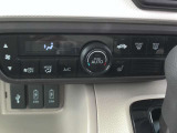 運転席から各種ボタン操作がしやすい設計♪シンプルでありながら質感にもこだわりを感じる素敵なデザインです!
