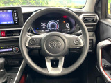 インテリアに合わせたデザインのステアリングは、運転される方のことも考え、運転しやすい形状、大きさです。是非一度、実際に触ってお確かめください。