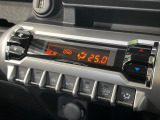 【オートエアコン】一度お好みの温度に設定すれば、車内の温度を検知し風量や温度を自動で調整。暑い&hellip;寒い&hellip;と何度もスイッチ操作をする必要はありません。快適な車内空間には必須の機能ですね♪