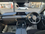 フロントピラーの位置を従来よりも後方にレイアウト。運転席からの視界の広がりを向上。車両の周囲の状況を、いち早く知ることで、安全に運行できます。