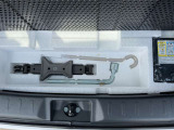 ラゲッジルーム下には車載工具を収納。
