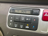 【オートエアコン】一度お好みの温度に設定すれば、車内の温度を検知し風量や温度を自動で調整。暑い&hellip;寒い&hellip;と何度もスイッチ操作をする必要はありません。快適な車内空間には必須の機能ですね♪