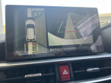 360度ビューカメラを搭載。4方の小型カメラの映像を処理し、車両真上からの映像に変換しています。