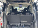 バックドアの真ん中から開けることが可能です。後ろが狭くても荷物を収納したり出したりすることも簡単に出来ます。