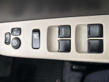 【電動格納ミラー】スイッチ操作でミラーの開閉が可能。狭い駐車場やすれ違い時にも便利で、乗降時のひと手間を減らし快適性と実用性を高めます。