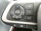 【ステアリングスイッチ】ステアリングから手を伸ばさなくても簡単にオーディオコントロールできますので、安全ですね。