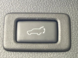 【パワーバックドア】スマートキーや運転席のボタンを押すだけでリアゲートが自動で開閉します!荷物を持っている時や、高い位置にあるバックドアを閉める際に便利な機能です♪