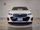 【BMWの伝統】BMWの特徴的な&ldquo;キドニーグリル&rdquo;は、80年以上続く伝統の形でございます。変わらないこだわりのデザインが、プレミアムブランド&ldquo;BMW&rdquo;を創り出します。