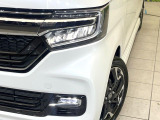 【LEDヘッドライト】悪天候や夜間走行時も良好な視界を確保し安心して運転できる高輝度LEDヘッドライトを装備!点灯速度が早く、消費電力も抑えられています。