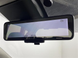 【デジタルルームミラー】車両後方カメラの映像をルームミラーに映すことが出来ます。 そのため、後席に人や荷物があって後方が見えづらい場合でもしっかり視界を確保することが出来ます。