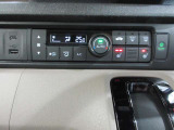 AUTOエアコンでいつでも快適な温度に!さらに運転席と助手席にはシートヒーターも付いています。