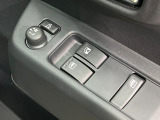 【電動格納ミラー】サイドミラーは電動格納式となっており、狭い駐車場でもキズがつくリスクを抑えられます。