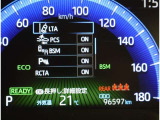 隣車線を走る車両をレーダーで検知し、ドアミラーでは確認しにくい後側方エリアに存在する車両に加え、急接近してくる車両も検知します。車両を検知するとドアミラーに搭載されたLEDインジケーターが点灯します。