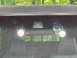 【ホンダセンシング】走行中に前方の車両等を認識し、衝突しそうな時は警報とブレーキで衝突回避と被害軽減をアシスト。より安全にドライブをお楽しみいただけます。