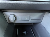 フロントに接続用と充電用USBジャックがあります。