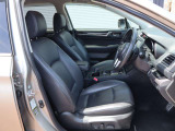 シートのホールド感も良く、安定した運転姿勢を保てます!