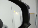 ブラインドスポットモニター装備。隣車線を走る車両を検知。ドアミラーでは確認しにくい後、側方エリアに存在する車両や急接近してくる車両も検知しドアミラーに搭載されたLEDインジケーターが点灯します。