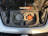 充電口です 右側の小さい方が家庭で充電する差込口です。左側が日産や高速道路などでの急速充電をする差込口になります。