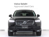 北欧らしさあふれる知的な美を形にしたラグジュアリーSUV、XC90。大胆でありながらもエレガントなスタイリングは、見る人の目に磨き上げられた強さを深く印象づけます。